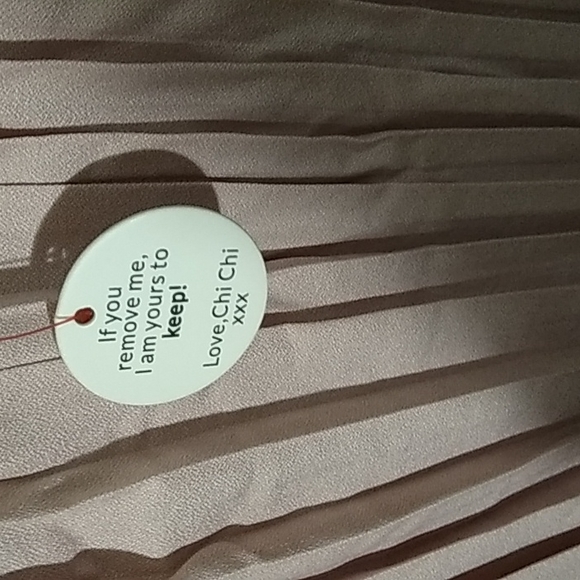 CHI CHI LONDON CURVE PLEATED DRESS - Picture 7 of 8